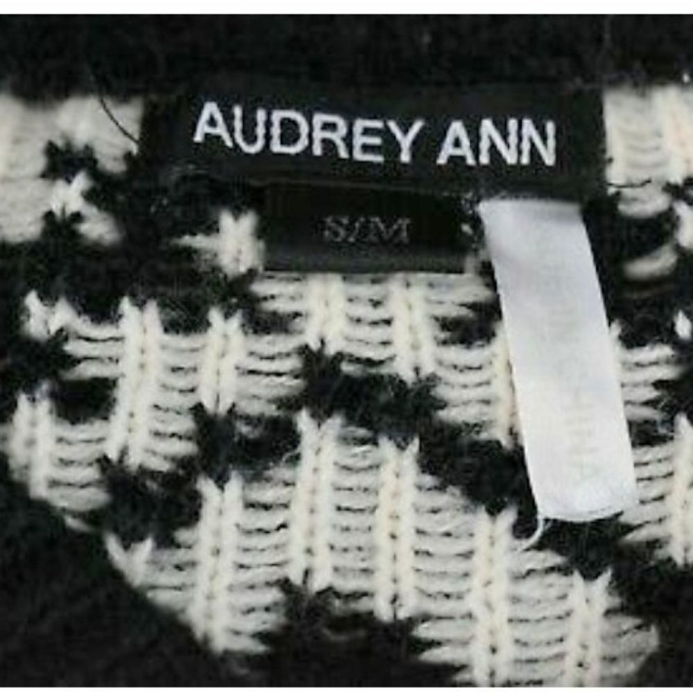 Audrey Ann Aztec Print Sweater Top Size S/M - Picture 3 of 4